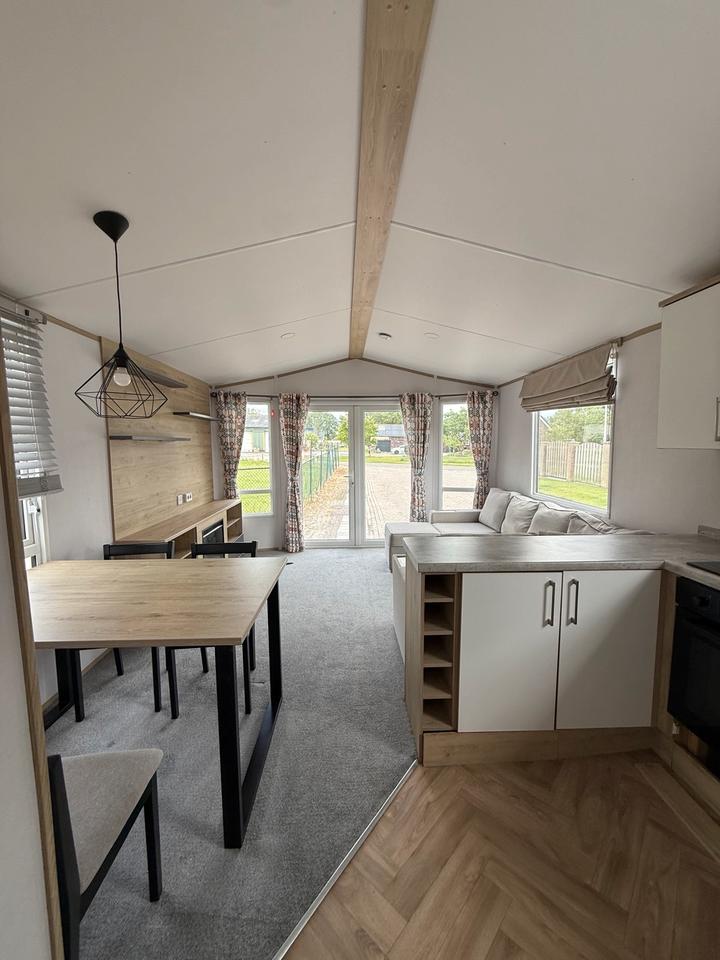 Mobil-Home , Casita, Aislada Para El Invierno, 11,00 × 3,70 m, 3 Dormitorios, Residencia Permanente.