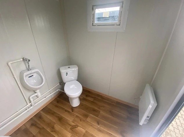 Contenedor sanitario con doble cabina wc