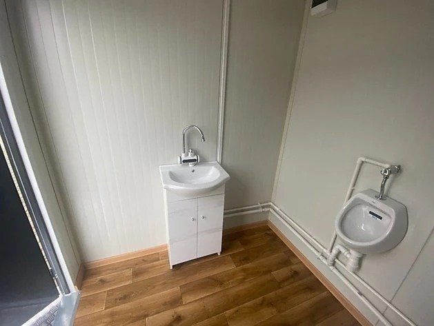 Contenedor sanitario con doble cabina wc