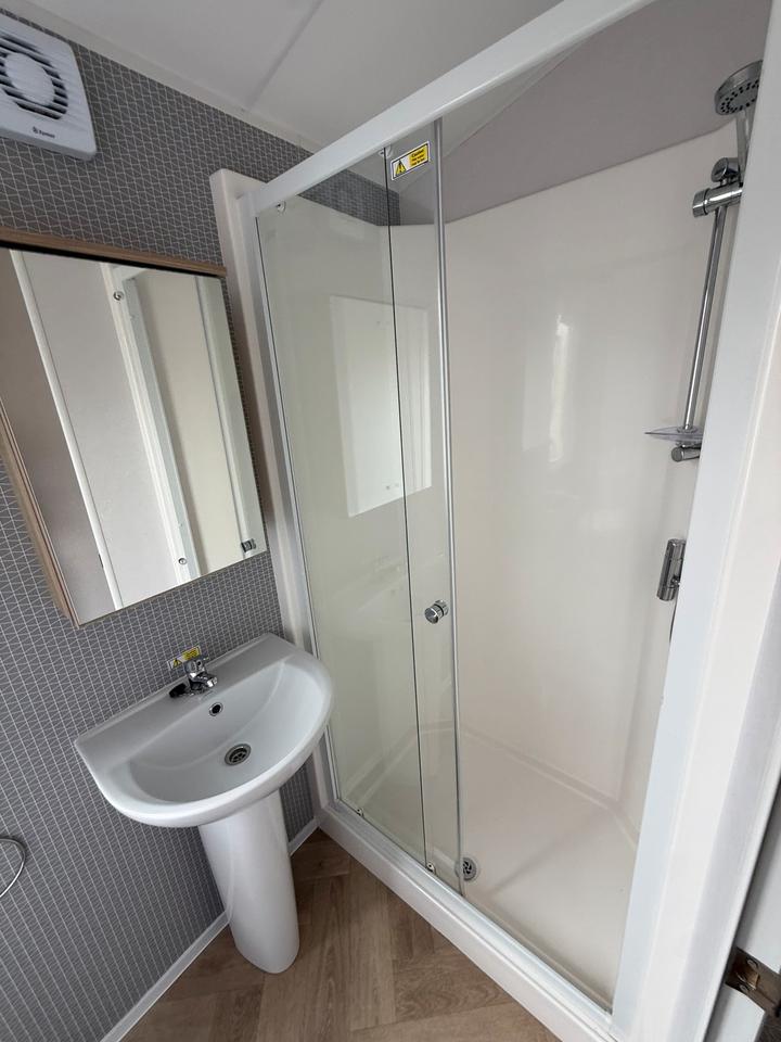Mobil-Home , Casita, Aislada Para El Invierno, 11,00 × 3,70 m, 3 Dormitorios, Residencia Permanente.