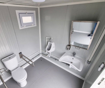 Contenedor sanitario accesible para personas con discapacidad, con rampa y agua caliente