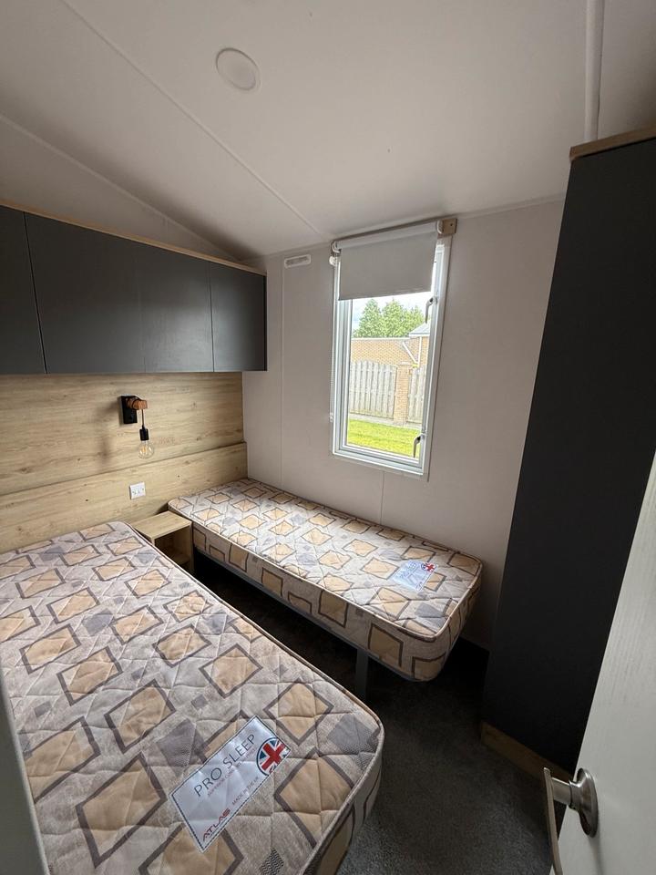 Mobil-Home , Casita, Aislada Para El Invierno, 11,00 × 3,70 m, 3 Dormitorios, Residencia Permanente.