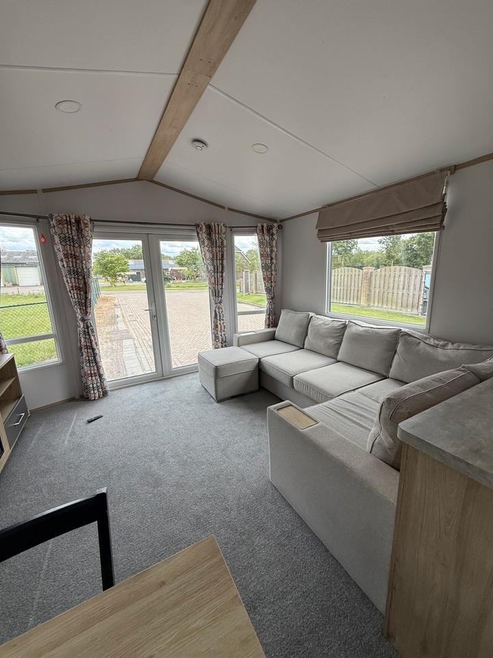 Mobil-Home , Casita, Aislada Para El Invierno, 11,00 × 3,70 m, 3 Dormitorios, Residencia Permanente.
