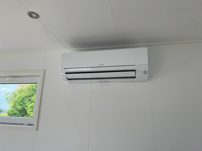 Pequeña casa con marco de plástico