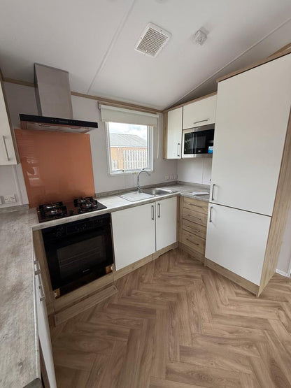 Mobil-Home , Casita, Aislada Para El Invierno, 11,00 × 3,70 m, 3 Dormitorios, Residencia Permanente.
