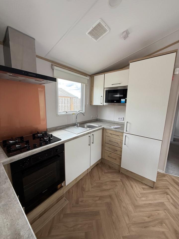 Mobil-Home , Casita, Aislada Para El Invierno, 11,00 × 3,70 m, 3 Dormitorios, Residencia Permanente.