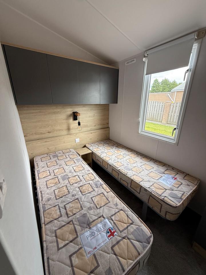 Mobil-Home , Casita, Aislada Para El Invierno, 11,00 × 3,70 m, 3 Dormitorios, Residencia Permanente.