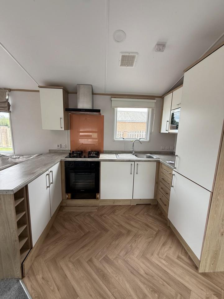 Mobil-Home , Casita, Aislada Para El Invierno, 11,00 × 3,70 m, 3 Dormitorios, Residencia Permanente.