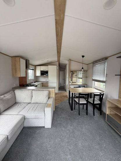 Mobil-Home , Casita, Aislada Para El Invierno, 11,00 × 3,70 m, 3 Dormitorios, Residencia Permanente.