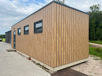 Pequeña casa con marco de plástico