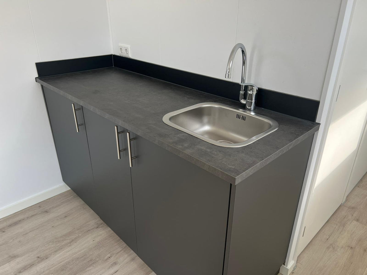 Pequeña casa con marco de plástico