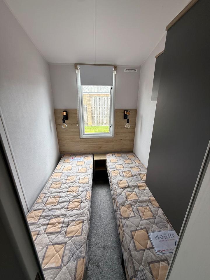 Mobil-Home , Casita, Aislada Para El Invierno, 11,00 × 3,70 m, 3 Dormitorios, Residencia Permanente.
