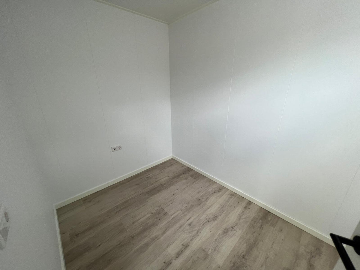 Pequeña casa con marco de plástico